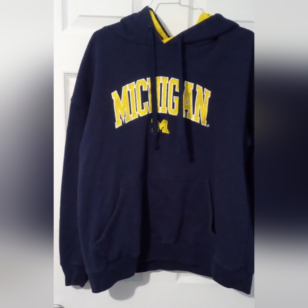 Section 101 Vintage Michigan Wolverines embroidered logo hoodie size XL